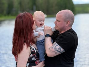 Minusta Niko Seppänen perheensä eli puolison ja vauvan kanssa arjessa Keski-Suomessa.